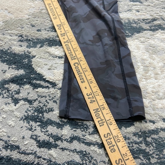 Lululemon Fast and Free Crop Leggings Womens 26W Navy Black Camouflage Workout - Picture 4 of 9
